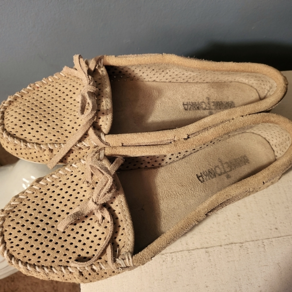 Minnetonka Perforated Moc Flex Rubber Sole in Stone Beige sz 7.5 - Picture 4 of 5